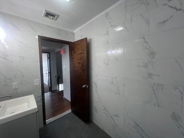 33 N Main St, Marlboro, NJ à louer - Photo de l’immeuble – Image 3 sur 7