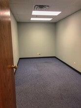 1121 E Main St, St Charles, IL à louer Photo intérieure– Image 2 sur 5