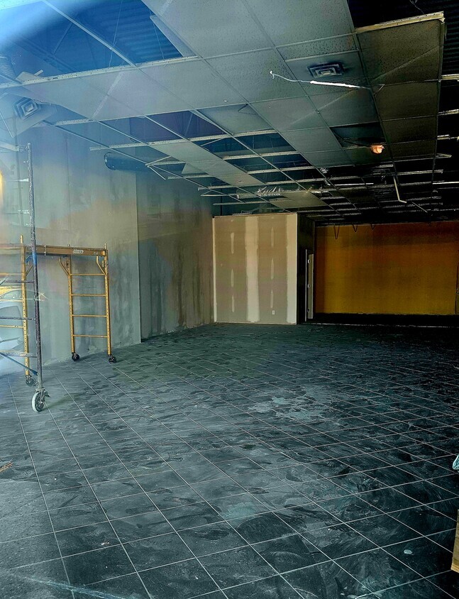 Prime Space Located Within 7808 Gateway Blvd NW, Edmonton, AB à louer Photo de l’immeuble– Image 1 sur 3