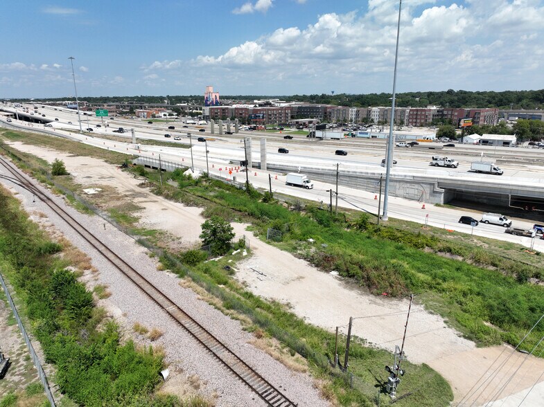900 W Crosby Rd, Carrollton, TX à louer - Aérien – Image 3 sur 3