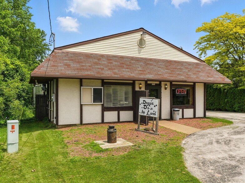 4326 Michigan Ave, Manitowoc, WI à vendre - Photo de l’immeuble – Image 2 sur 14