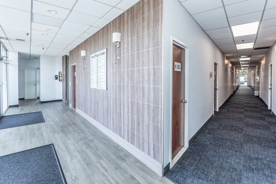 1097 Old Country Rd, Plainview, NY à louer - Hall d’entrée – Image 3 sur 34