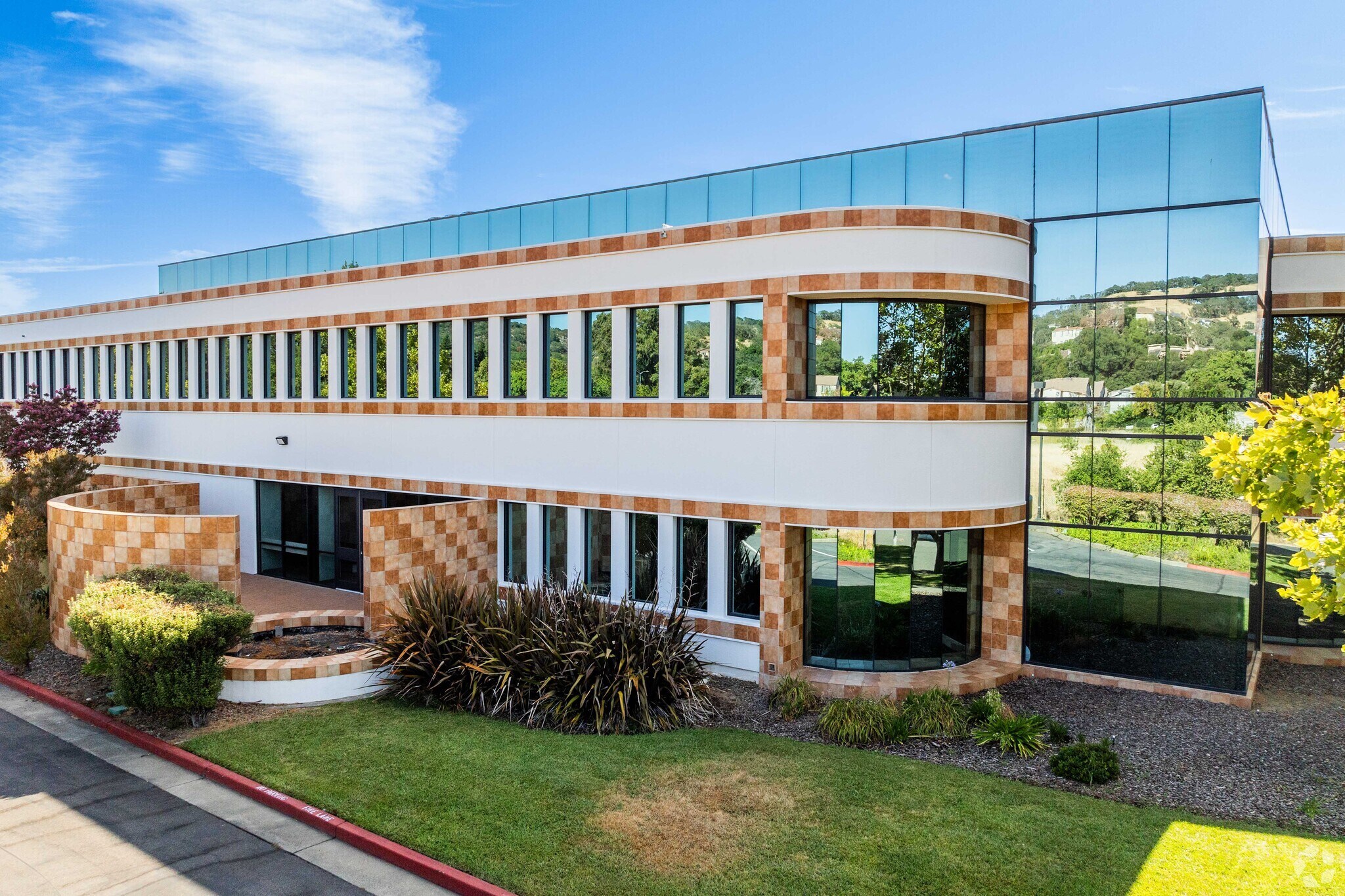 220 Campus Ln, Fairfield, CA à louer Photo principale– Image 1 sur 22