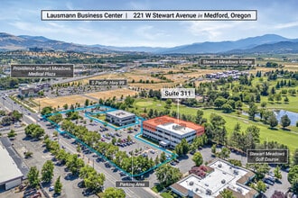 221 W Stewart Ave, Medford, OR à louer Aérien– Image 1 sur 22