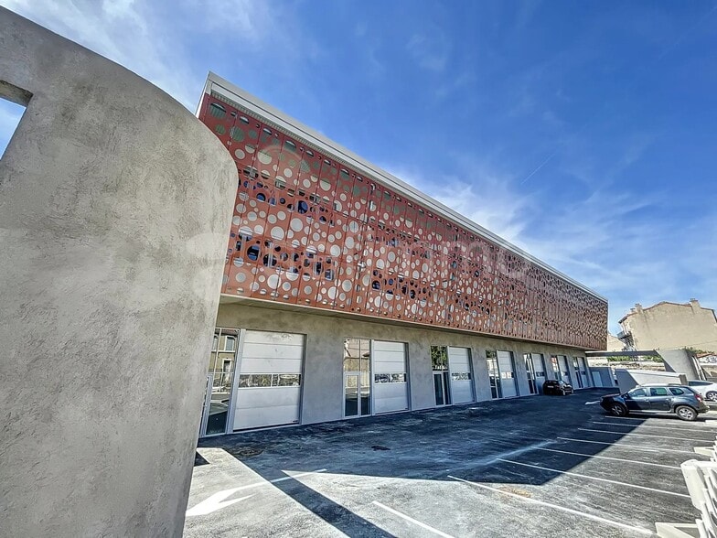 235 Chemin de la Madrague-Ville, Marseille à louer - Photo de l’immeuble – Image 2 sur 3