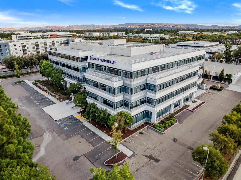 5860 Owens Dr, Pleasanton, CA à louer - Photo de l’immeuble – Image 2 sur 4