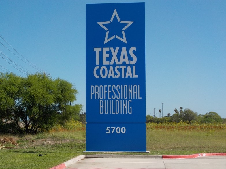 5700 N Exp 77/83, Brownsville, TX à louer - Photo de l’immeuble – Image 2 sur 121