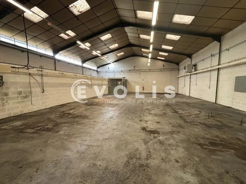 Local d'activités dans Décines-Charpieu à vendre - Photo de l’immeuble – Image 3 sur 13