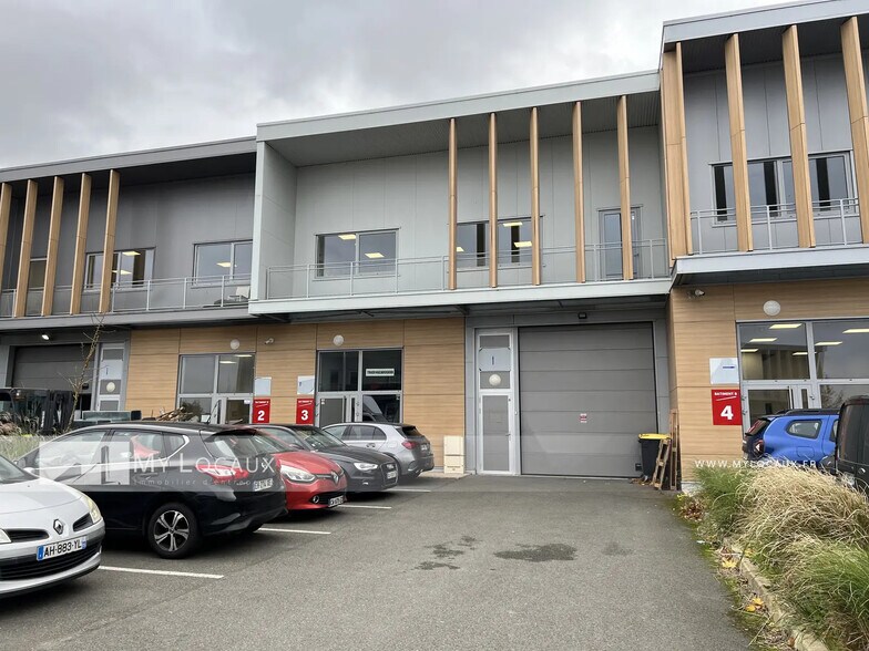 Local d’activités dans Frépillon à louer - Photo de l’immeuble – Image 1 sur 6