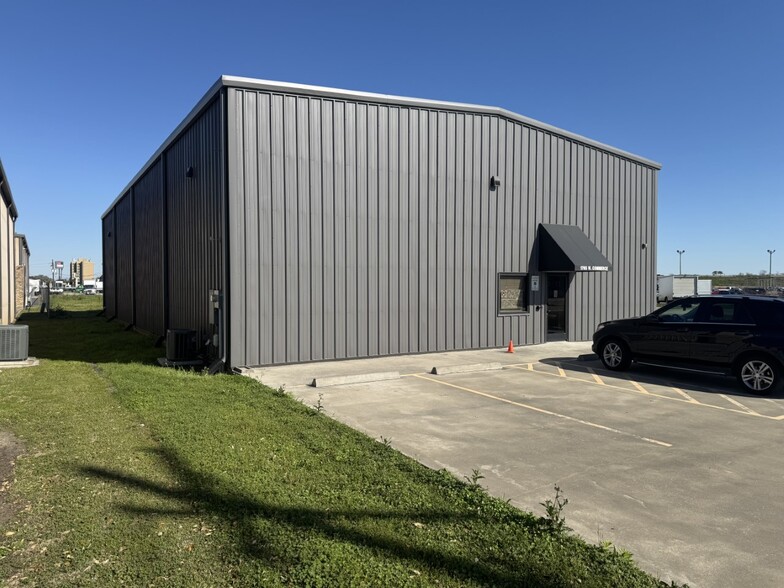 1765 W Commerce Pky, Beaumont, TX à louer - Photo de l’immeuble – Image 2 sur 10
