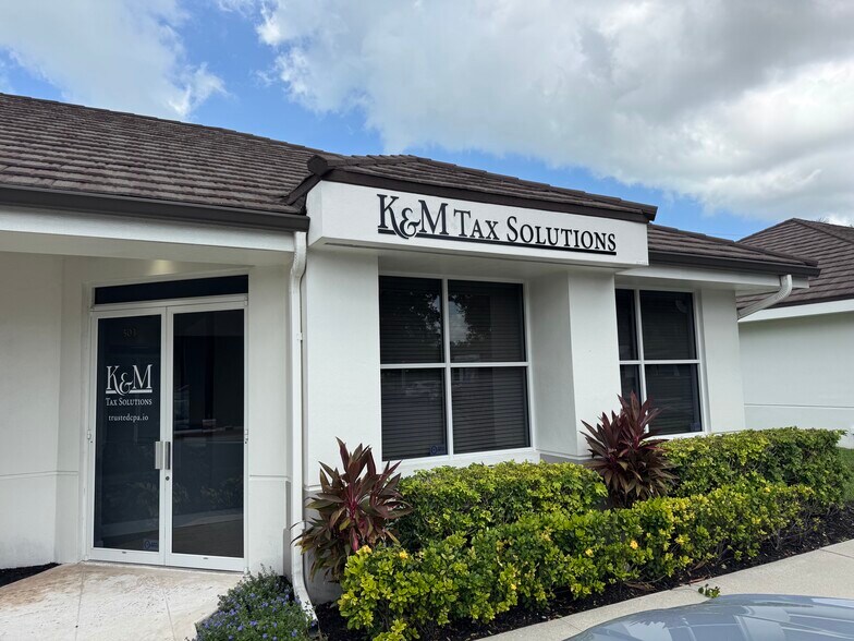 2335 Stanford Ct, Naples, FL à louer - Photo de l’immeuble – Image 2 sur 5