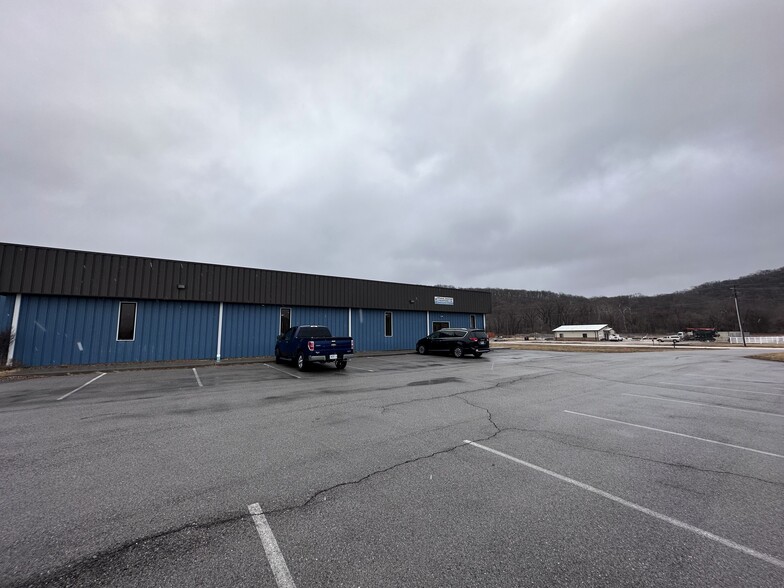 3650 W Industrial Dr, Louisiana, MO à louer - Photo de l’immeuble – Image 2 sur 27