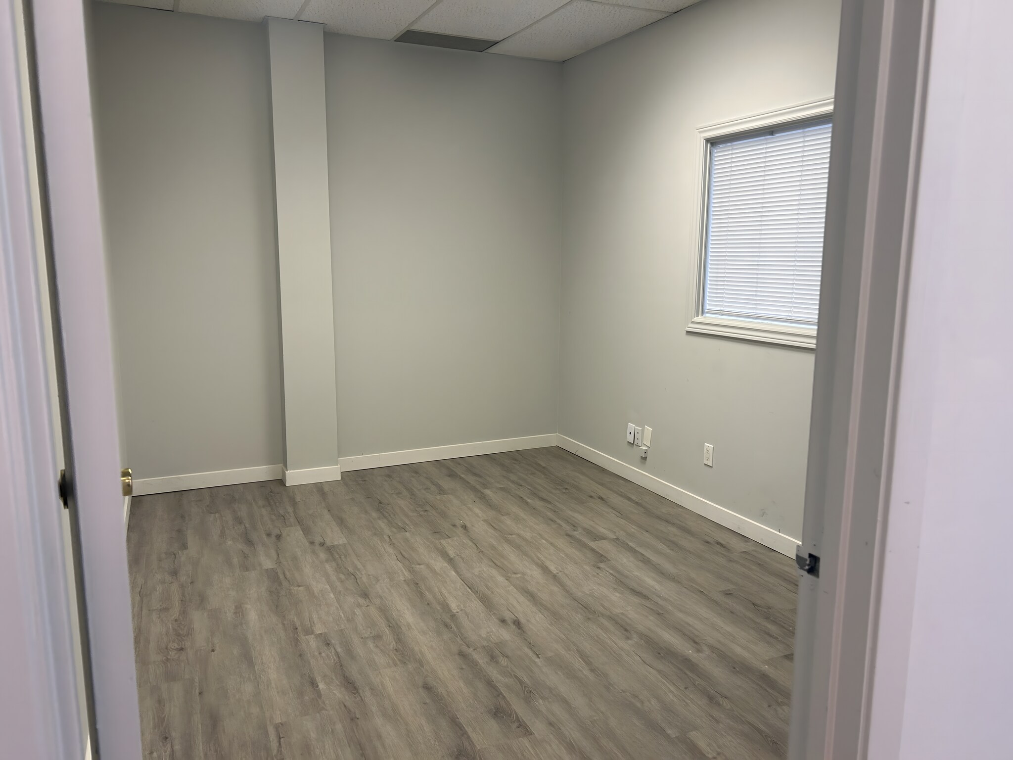 154 Queen St S, Mississauga, ON à louer Photo intérieure– Image 1 sur 6