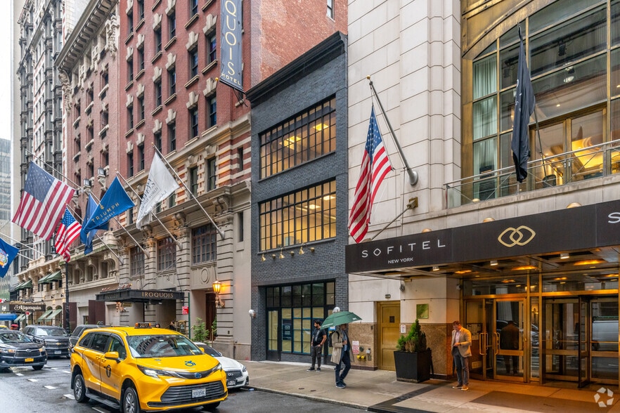 47 W 44th St, New York, NY à louer - Photo de l’immeuble – Image 3 sur 5