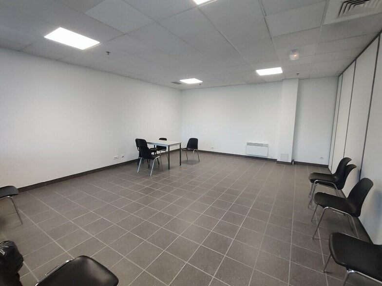Bureau dans Saint-Quentin-Fallavier à louer - Photo intérieure – Image 2 sur 3