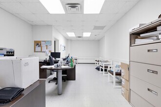 5843-5847 Ch De La Côte-Des-Neiges, Montréal, QC à louer Photo intérieure– Image 1 sur 12