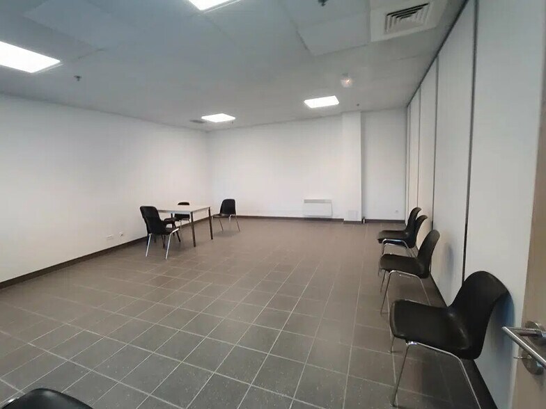 Bureau dans Saint-Quentin-Fallavier à louer - Photo de l’immeuble – Image 1 sur 3