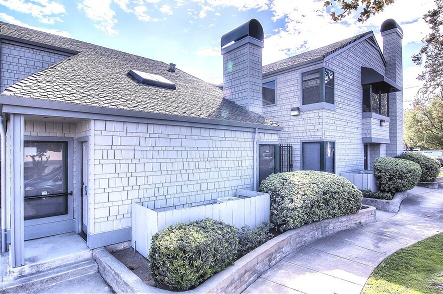 222 W Lockeford St, Lodi, CA à louer - Photo de l’immeuble – Image 3 sur 6