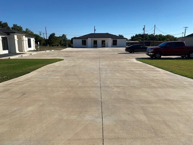 391 Mill Creek Dr, Salado, TX à louer - Photo de l’immeuble – Image 3 sur 24