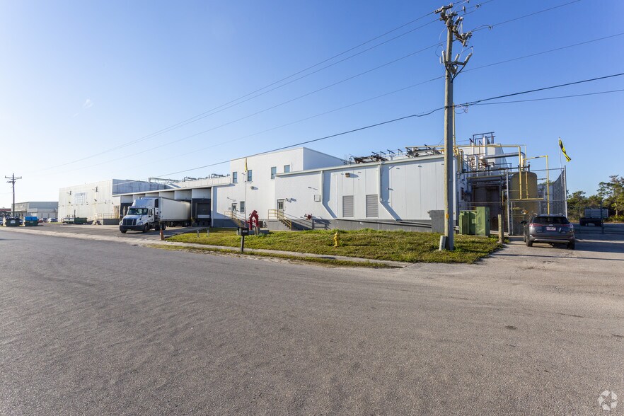 7952 Interstate Ct, North Fort Myers, FL à vendre - Photo de l’immeuble – Image 2 sur 6