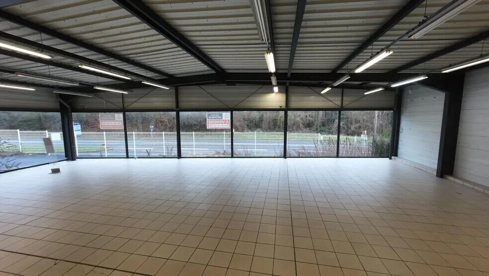 Local d'activités dans Crépy-en-Valois à vendre - Photo de l’immeuble – Image 2 sur 6