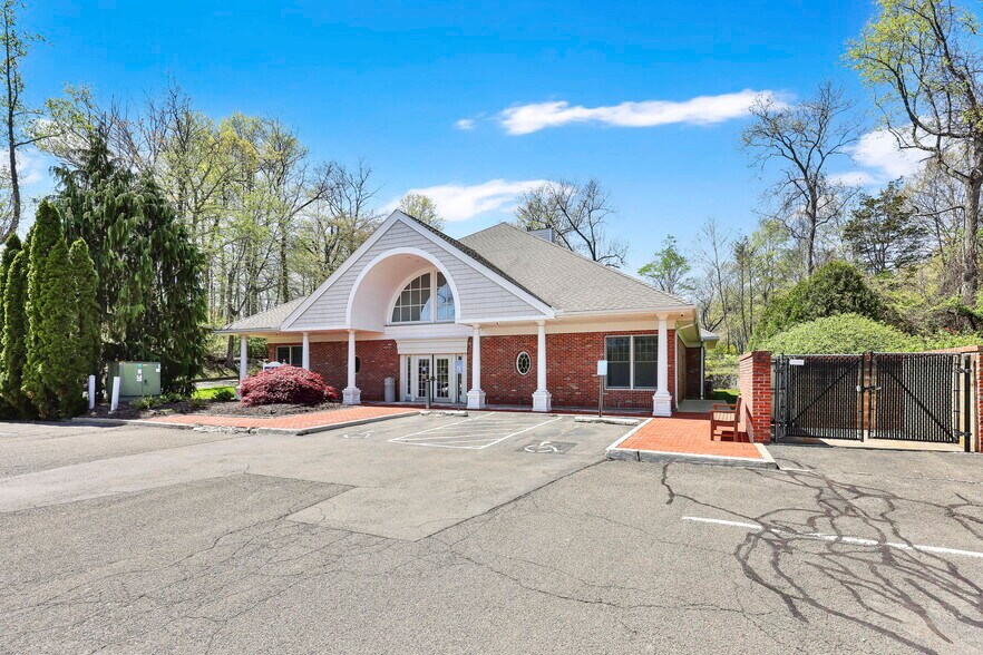 887 Bridgeport Ave, Shelton, CT à louer - Photo de l’immeuble – Image 2 sur 7