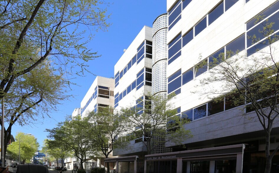 Calle de Julián Camarillo, 29, Madrid, Madrid à louer - Photo de l’immeuble – Image 2 sur 5