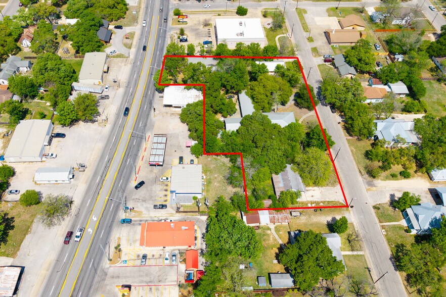 725 S Brazos St, Lockhart, TX à vendre - Photo de l’immeuble – Image 3 sur 28