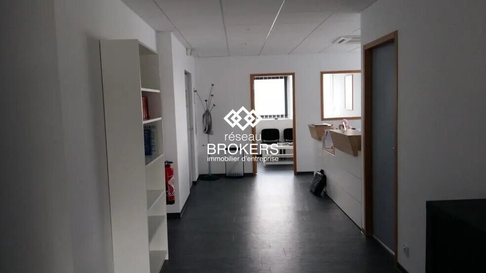 Bureau dans Saint-Pierre-en-Faucigny à louer - Photo de l’immeuble – Image 1 sur 2