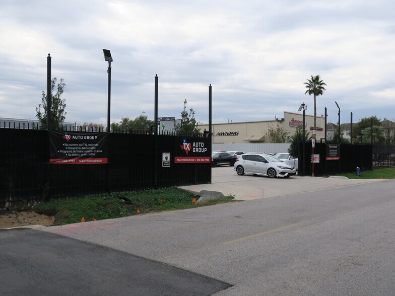 6011 Skyline Dr, Houston, TX à louer - Photo de l’immeuble – Image 2 sur 27