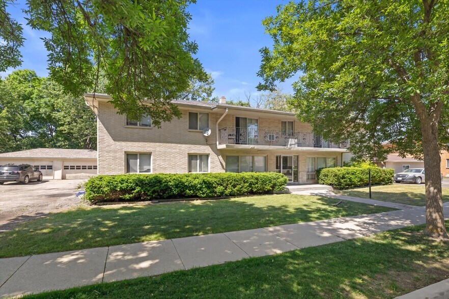 10112 W Sharon Ln, Milwaukee, WI à vendre - Photo de l’immeuble – Image 2 sur 21
