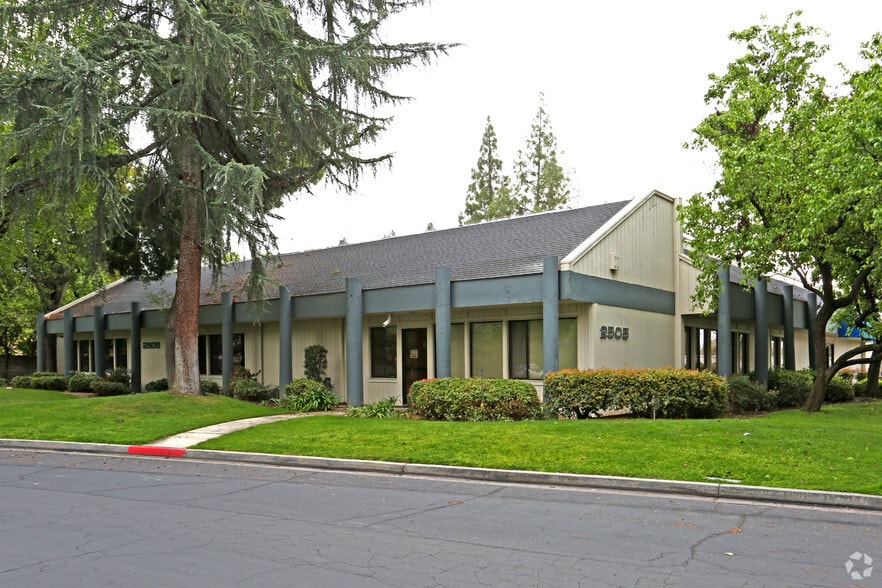 2505 W Shaw Ave, Fresno, CA à vendre - Photo principale – Image 1 sur 12