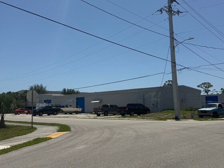 204 Center Rd, Fort Myers, FL à louer - Photo de l’immeuble – Image 2 sur 3