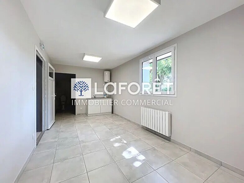 Local d'activités dans à vendre - Photo intérieure – Image 2 sur 9