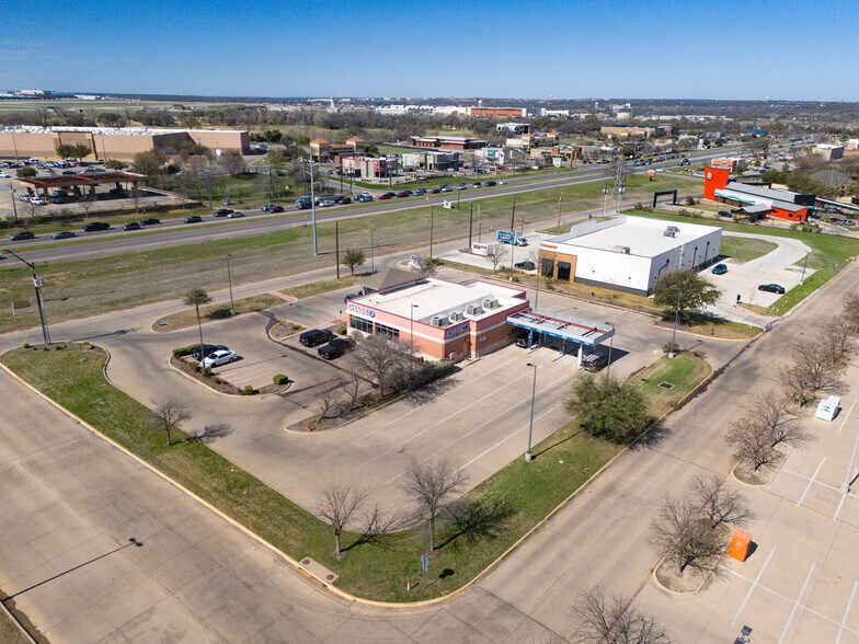 421 Alta Mere Dr, Fort Worth, TX à vendre - Photo de l’immeuble – Image 2 sur 4