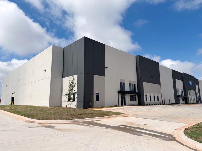 2200 E I-240 Service Rd, Oklahoma City, OK à louer - Photo de l’immeuble – Image 3 sur 7
