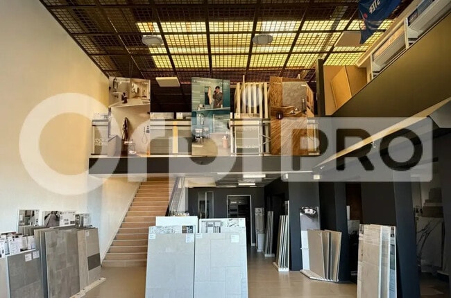 Plus de détails pour Local commercial à louer