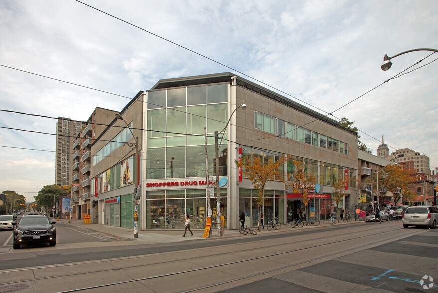 252-260 Queen St W, Toronto, ON à louer - Photo de l’immeuble – Image 3 sur 6