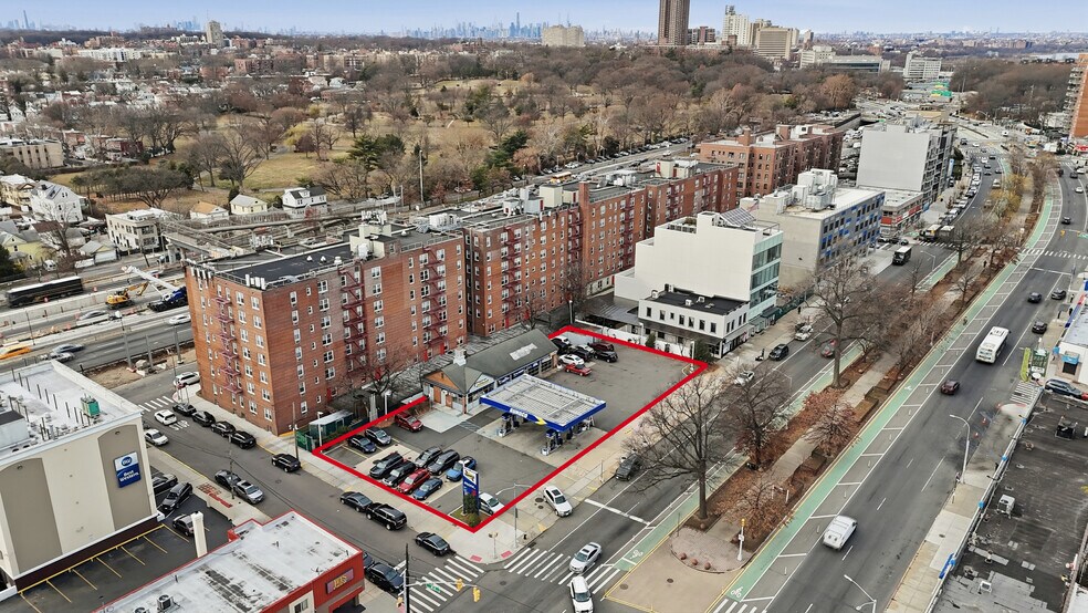 13898 Queens Blvd, Briarwood, NY à vendre - Photo principale – Image 1 sur 6
