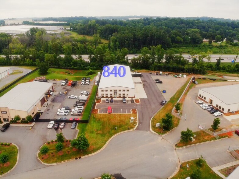 840 Biscayne Dr, Concord, NC à louer - Photo de l’immeuble – Image 2 sur 12