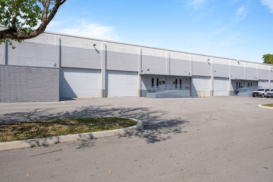 1352-1382 NW 78th Ave, Doral, FL à louer - Photo de l’immeuble – Image 3 sur 30