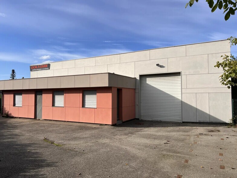 Local d’activités dans Bourgoin-Jallieu à louer - Photo de l’immeuble – Image 1 sur 2