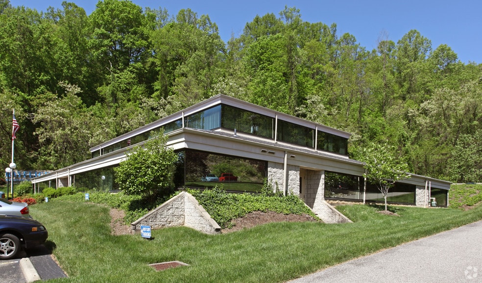8 Stonecrest Dr, Huntington, WV à louer - Photo principale – Image 1 sur 5