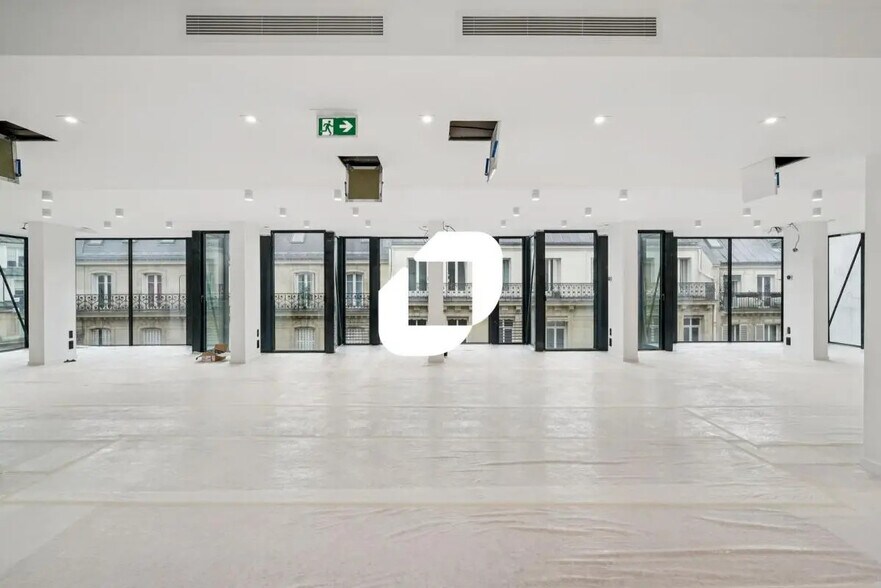 47 Rue De Ponthieu, Paris à louer - Photo de l’immeuble – Image 1 sur 11