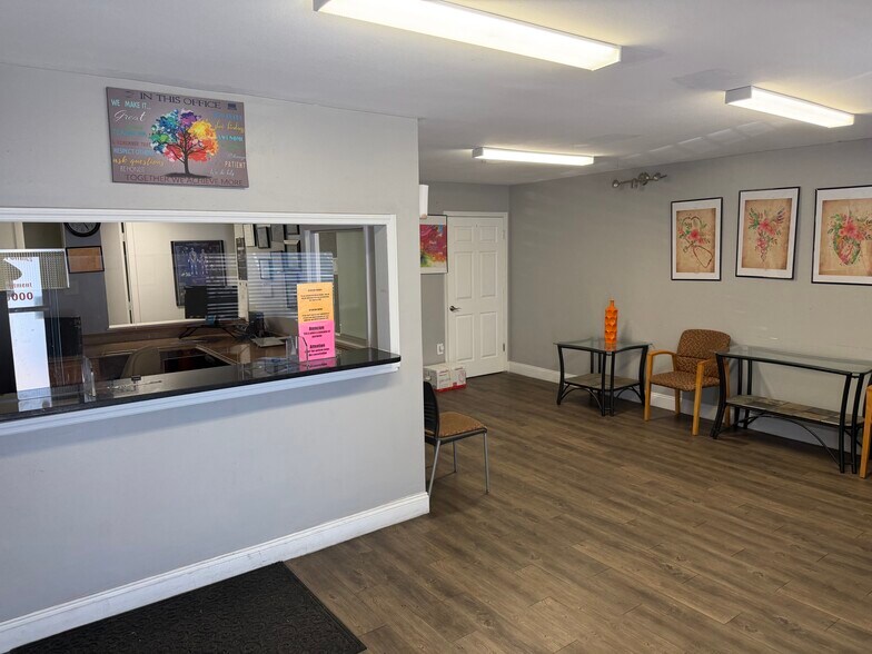 7009 N Armenia Ave, Tampa, FL à louer - Photo de l’immeuble – Image 2 sur 7