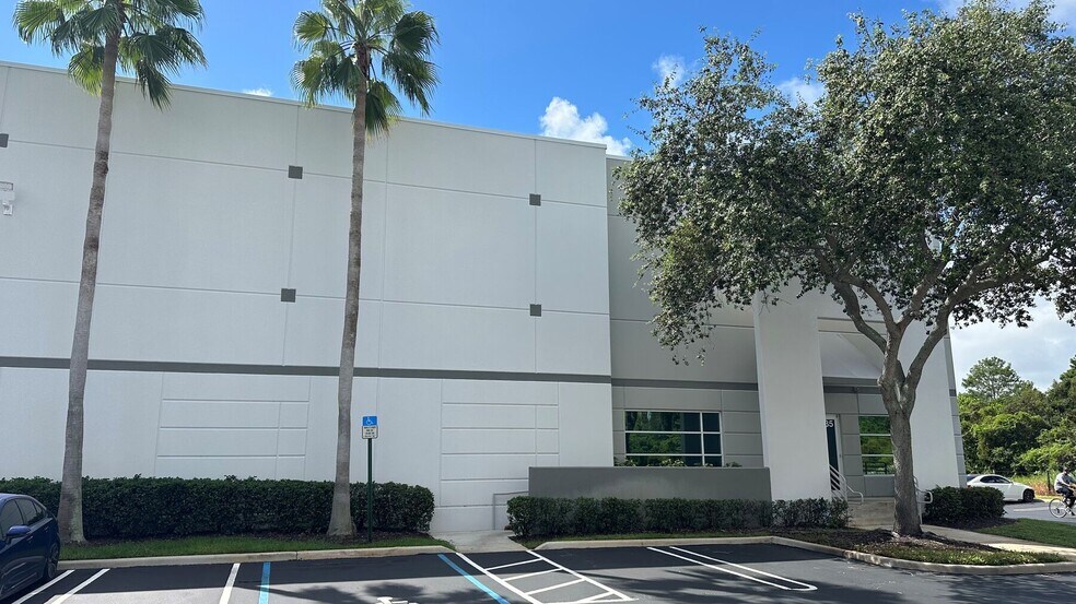 2035 High Ridge Rd, Boynton Beach, FL à louer - Photo de l’immeuble – Image 2 sur 4