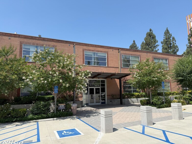 100 E Tujunga Ave, Burbank, CA à louer - Photo de l’immeuble – Image 3 sur 9