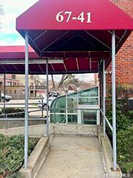 8501 67th Ave, Rego Park, NY à vendre - Photo de l’immeuble – Image 2 sur 10