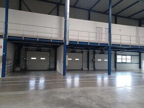 Industriel/Logistique dans Miribel à louer Photo de l’immeuble– Image 2 sur 4