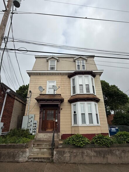 47 Montgomery St, Pawtucket, RI à vendre - Photo de l’immeuble – Image 2 sur 27